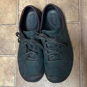 Adorable keen embroidered sneakers,hardly worn,very good condition